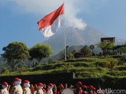 Bendera Merah Putih Raksasa Berkibar di Lereng Merapi Sleman