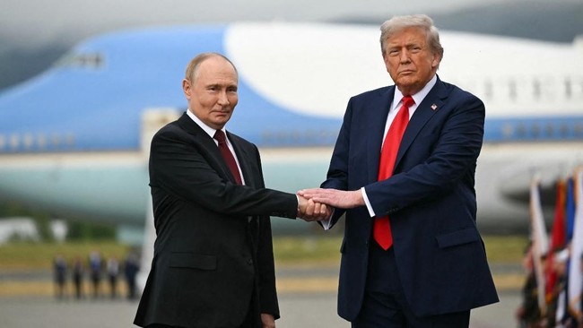Donald Trump dan Vladimir Putin berjabat tangan ketika bertemu di Alaska.