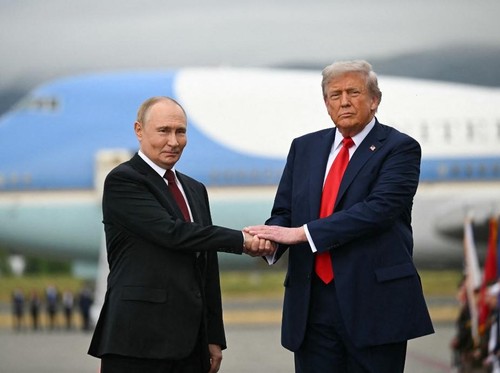Trump dan Putin Berjabat Tangan Saat Bertemu di Alaska