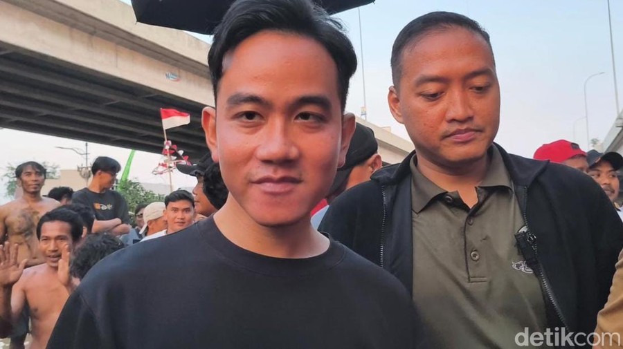 Wakil Presiden RI, Gibran Rakabuming Raka, mengaku terhibur menyaksikan keseruan lomba panjat pinang di aliran Kalimalang, Jakarta Timur. (Kurniawan F/detikcom) Wakil Presiden RI, Gibran Rakabuming Raka, mengaku terhibur menyaksikan keseruan lomba panjat pinang di aliran Kalimalang, Jakarta Timur. (Kurniawan F/detikcom)