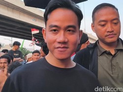 Gibran Terhibur Lomba Panjat Pinang di Kalimalang: Seru, Besok Lanjut Lagi