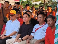 Gibran Beri Hadiah Sepeda-Motor Listrik saat Nonton Panjat Pinang di Kalimalang