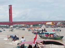 Arus Lalin Sungai Musi Padat, Petugas Pukul Mundur Perahu Penonton