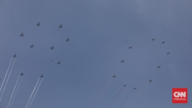 Langit Jakarta telihat semarak dengan atraksi udara atau Fly Pass oleh pesawat tempur TNI termasuk F-16 Fighting Falcon.