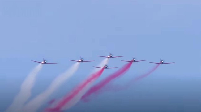 Tim aerobatik TNI Angkatan Udara berjuluk The Jupiters 'membombardir' langit Istana Merdeka saat perayaan HUT ke-80 RI.