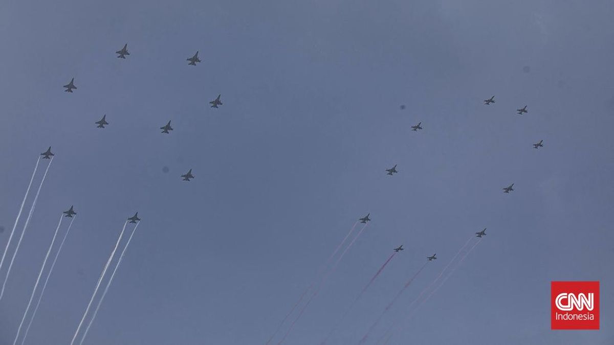 Pesawat Tempur TNI AU Bentuk Formasi Angka 80 di Langit Jakarta