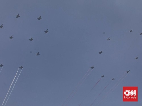 FOTO: Formasi Akrobat Jet Tempur Bentuk Angka 80 di Perayaan HUT RI