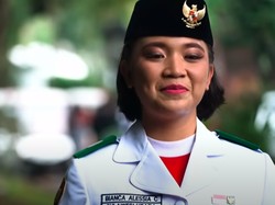 Pembawa Baki Bendera Bianca Alessia Terharu Saat Prabowo Cium Merah Putih