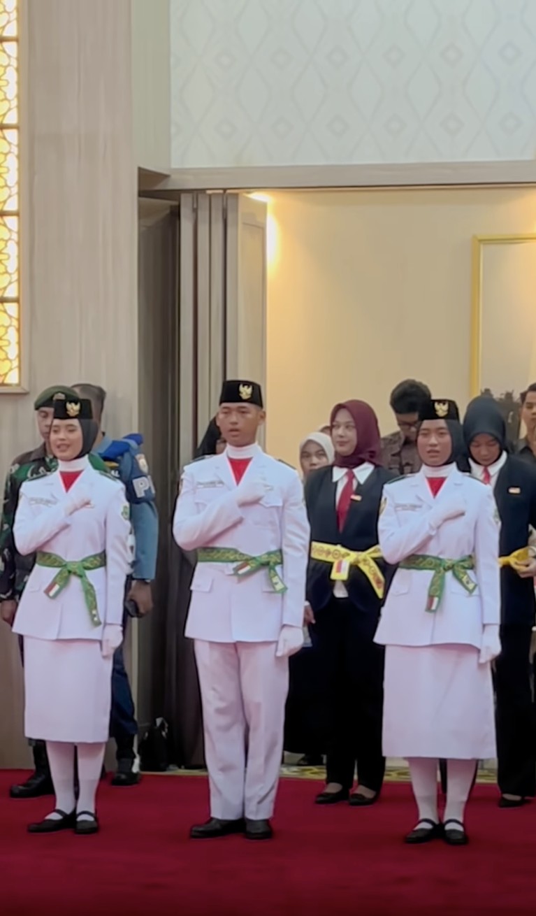 Denny Cagur dan Shanty menghadiri pengukuhan putranya, Fabian Muhammad Yahva sebagai Paskibraka Provinsi Banten.