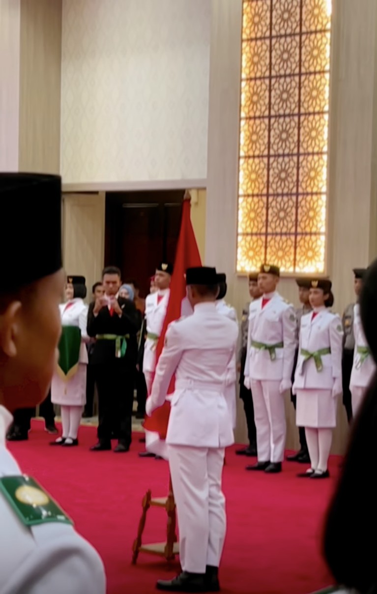 Denny Cagur dan Shanty menghadiri pengukuhan putranya, Fabian Muhammad Yahva sebagai Paskibraka Provinsi Banten.
