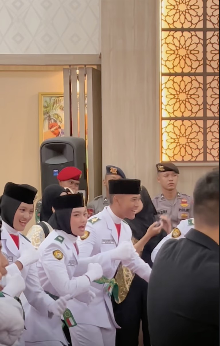 Denny Cagur dan Shanty menghadiri pengukuhan putranya, Fabian Muhammad Yahva sebagai Paskibraka Provinsi Banten.