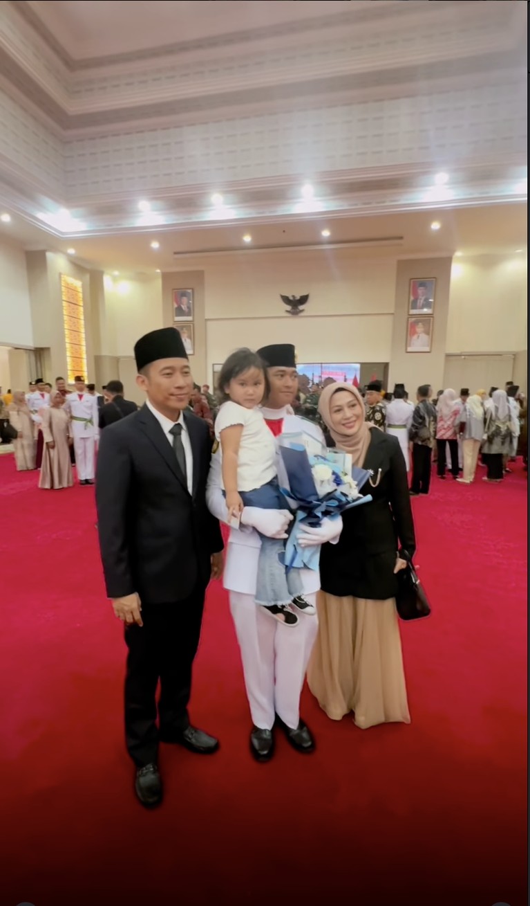 Denny Cagur dan Shanty menghadiri pengukuhan putranya, Fabian Muhammad Yahva sebagai Paskibraka Provinsi Banten.