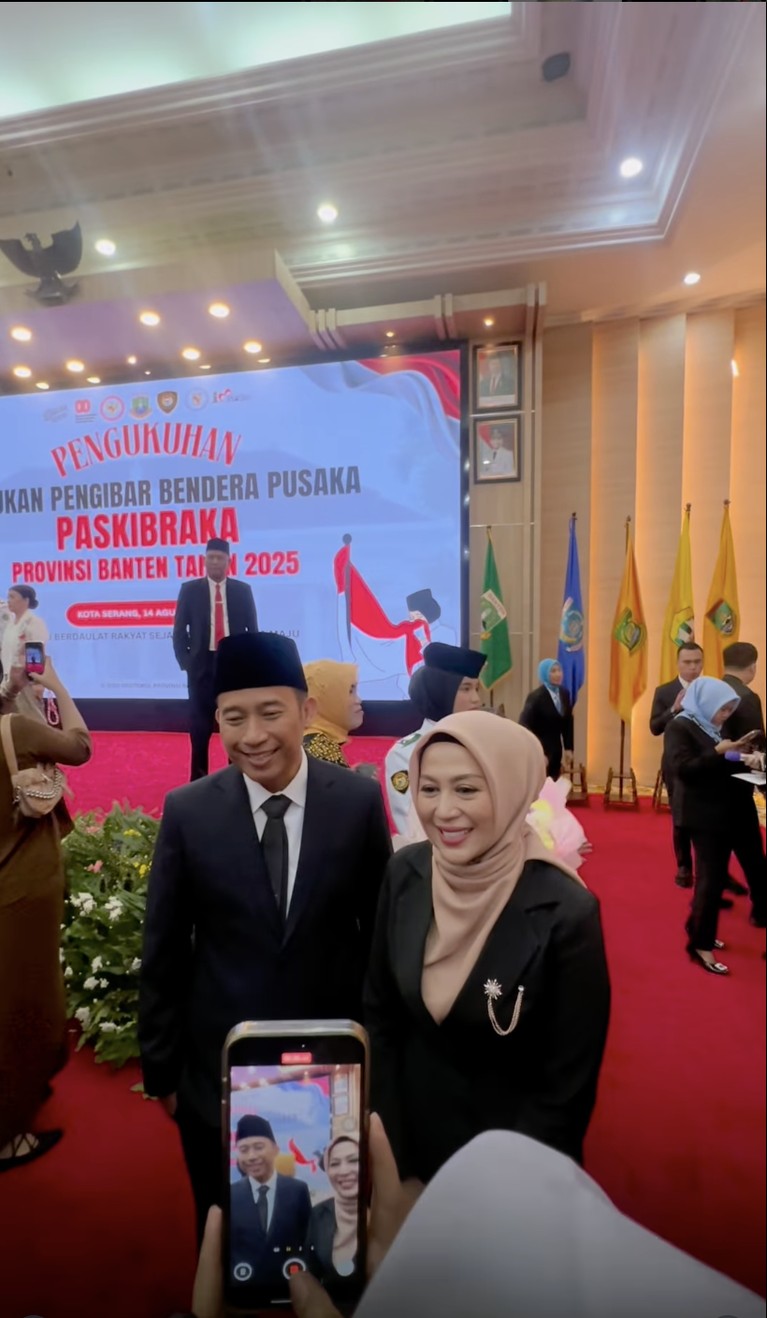 Denny Cagur dan Shanty menghadiri pengukuhan putranya, Fabian Muhammad Yahva sebagai Paskibraka Provinsi Banten.