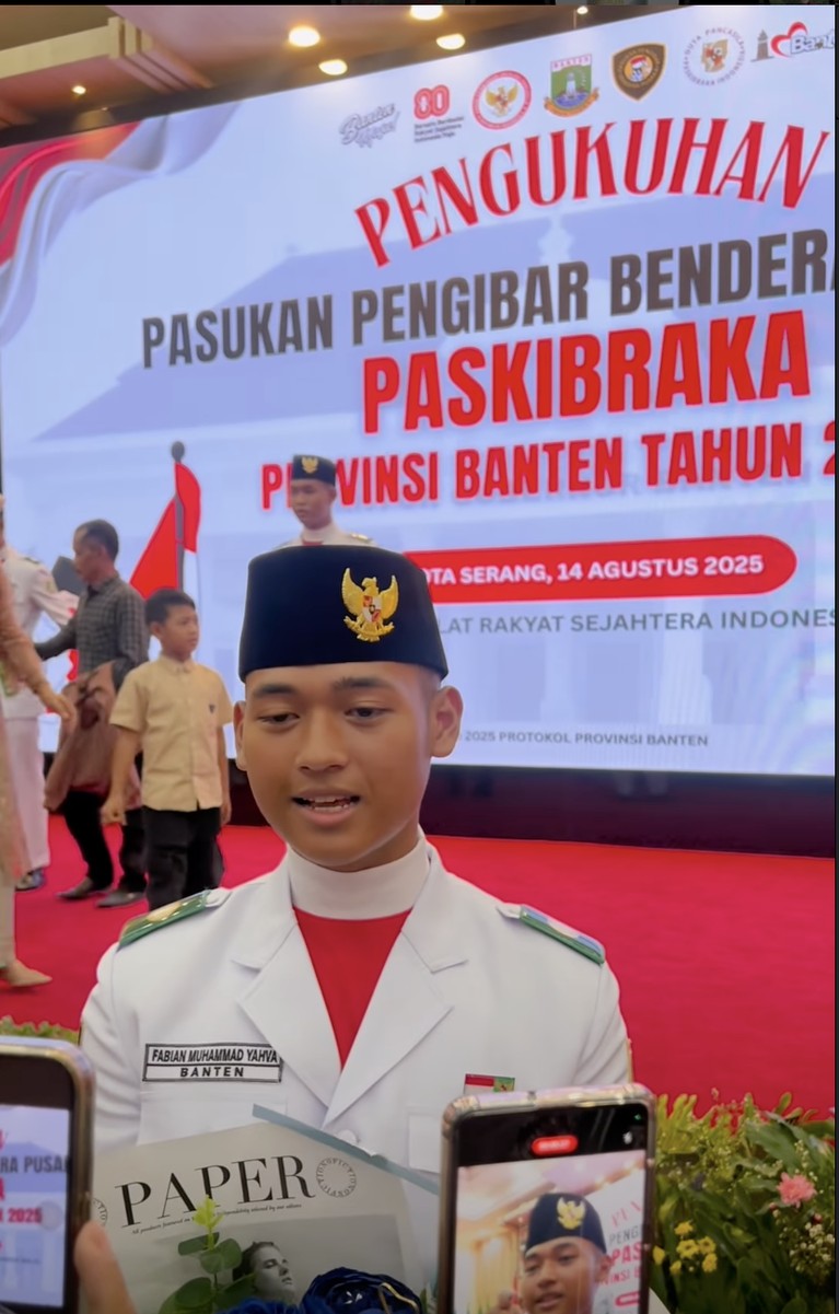 Denny Cagur dan Shanty menghadiri pengukuhan putranya, Fabian Muhammad Yahva sebagai Paskibraka Provinsi Banten.