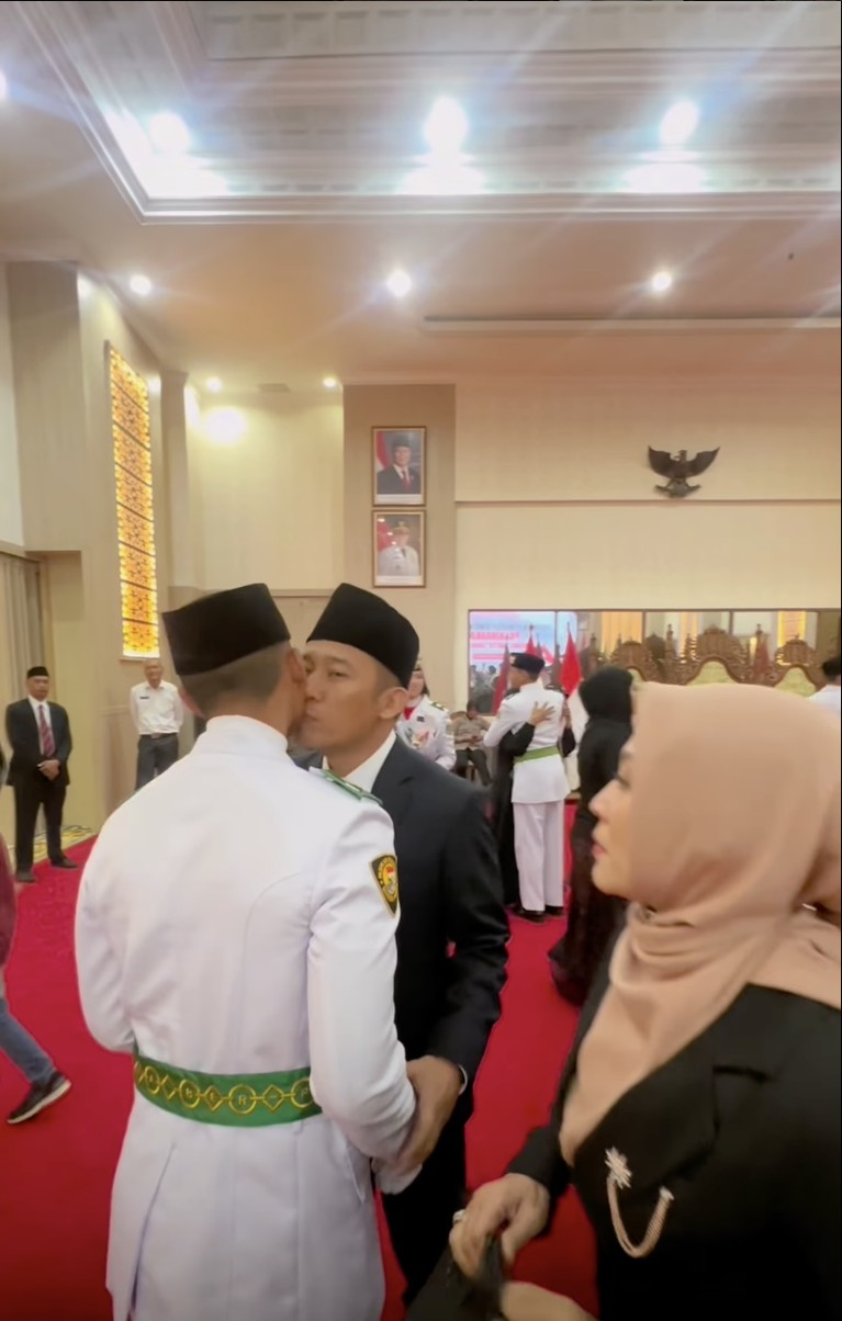 Denny Cagur dan Shanty menghadiri pengukuhan putranya, Fabian Muhammad Yahva sebagai Paskibraka Provinsi Banten.