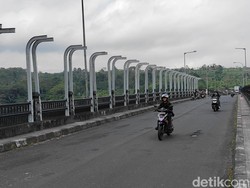 Cegah Aksi Bunuh Diri, Jembatan Tukad Bangkung Mulai Dipasang Railing