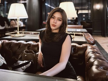 img-title Fay Nabila Curhat Lika-liku Hidup Selama 2 Tahun hingga Foto Suami Menghilang, Ada Apa?