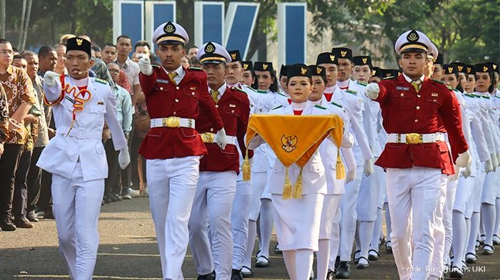 Pasukan Pengibar Bendera Yang Bertugas Merupakan Mahasiswa Perwakilan Dari Setiap Fakultas di Lingkungan UKI Yang Dikukuhkan Rektor UKI Tanggal 15 Agustus 2025.