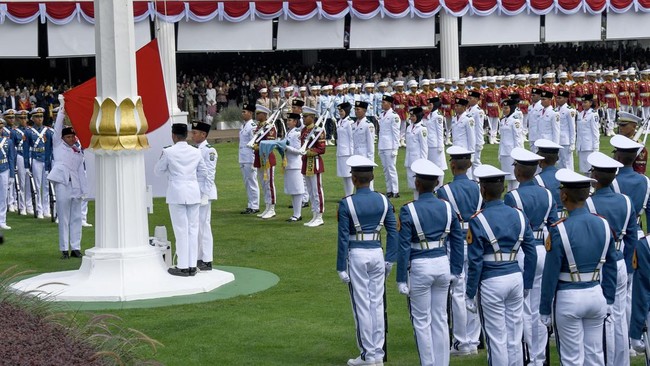 Tim Indonesia Bersatu didaulat menjadi bertugas dalam Upacara Penurunan Bendera Negara Sang Merah Putih di Istana Merdeka Jakarta, Minggu (17/8) sore.
