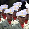 Momen Merpati Hinggap di Topi Prajurit Saat Upacara di Istana Negara