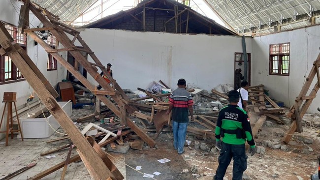 BNPB mencatat sebanyak 32 orang warga mengalami luka-luka setelah Kabupaten Poso diguncang gempa bumi dengan kekuatan 6.0 magnitudo, Minggu (17/8) pagi.