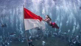 Gubernur Malut Kibarkan Bendera Merah Putih di Bawah Laut