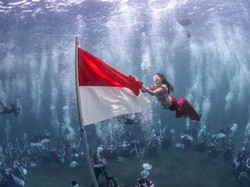 Video: Momen Gubernur Malut Kibarkan Bendera Merah Putih di Bawah Laut