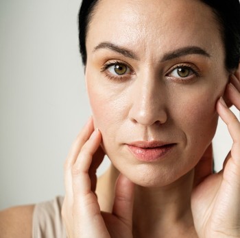 4 Cara Efektif Mengatasi Kerutan Sejak Dini agar Selalu Tampak Awet Muda