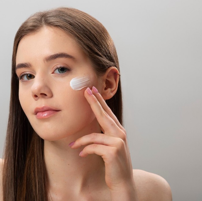 Sunscreen adalah langkah paling dasar sekaligus paling penting dalam menjaga kulit dari kerusakan dini. Sinar matahari dapat mempercepat munculnya kerutan wajah karena merusak kolagen dan elastin, dua protein penting yang menjaga kulit tetap kencang.