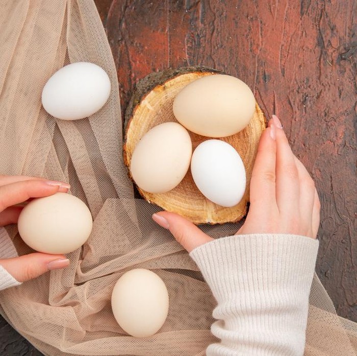 Menyimpan telur mentah di dalam freezer tidak disarankan, karena bisa merusak cangkang dan isinya./Foto: Freepik.com/KamranAydinov