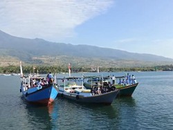 Teluk Kayangan Dipenuhi Nelayan Konvoi Bendera Merah Putih