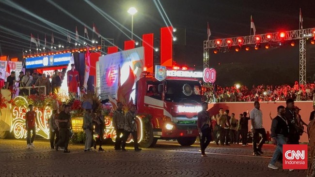 Ribuan warga meriahkan Karnaval Kemerdekaan di Monas, Jakarta. Pesta rakyat ini menampilkan truk hias dari berbagai kementerian/lembaga.