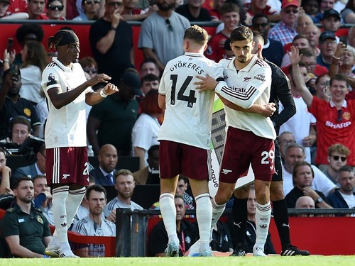 Gary Neville Jagokan Arsenal Juara Liga Inggris