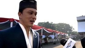 Berbaju Adat, Nicholas Saputra Ikut Upacara di Istana Bareng Prabowo