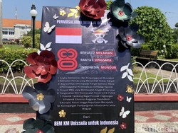 BEM Unissula Taruh Karangan Bunga Bersimbol One Piece di Tugu Muda Semarang