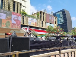 Panggung Karnaval HUT RI di HI-Sudirman Mulai Disiapkan untuk Malam Nanti