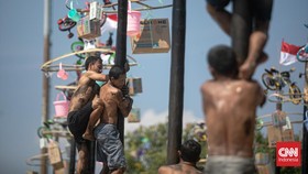 Lomba pajat pinang.