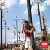 FOTO: Keseruan Panjat Pinang Kolosal di Pantai Ancol