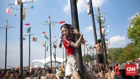 FOTO: Keseruan Panjat Pinang Kolosal di Pantai Ancol