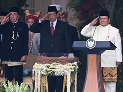 Kalung Ronce Melati dan Tanjak Biru Prabowo Saat Upacara HUT RI Perdana