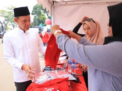 Pesta Rakyat Bojong Koneng, Bupati Bogor Bagikan Hadiah Umrah-Motor