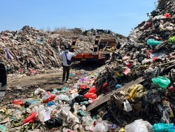 Buleleng Pacu Penanganan Sampah dengan Truk dan Bulldozer Baru