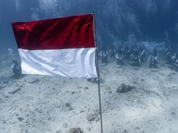 Khidmat! PIS Gelar Upacara Bendera Bawah Laut di Perairan Labuan Bajo