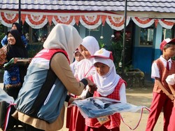 Tingkatkan Motivasi Siswa, Pertamina Bagikan Peralatan Belajar di Palembang