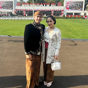 Potret Raffi Ahmad dan Nagita Slavina Serasi Kenakan Adat Jawa di Istana Merdeka