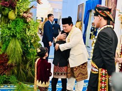 Prabowo Peluk Anak Gibran, Jan Ethes-La Lembah Manah, di Sela Upacara HUT RI