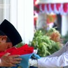 Prabowo Cium Merah Putih Sebelum Dikibarkan di HUT Ke-80 RI