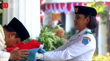 Prabowo Cium Merah Putih Sebelum Dikibarkan di HUT Ke-80 RI