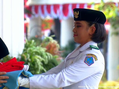 Prabowo Cium Merah Putih Sebelum Dikibarkan di HUT Ke-80 RI