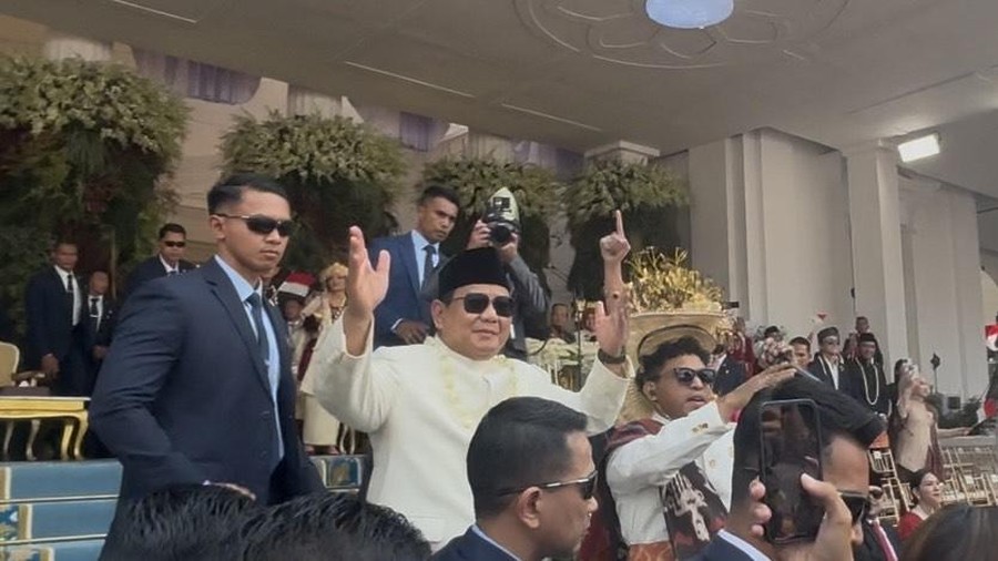 Prabowo Subianto berjoget bareng dengan masyarakat di Istana Negara, Minggu (17/8/2025)